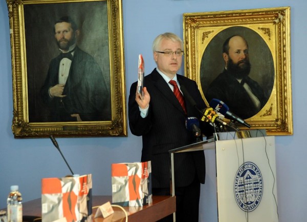 Predsjednik RH Ivo Josipović govori na promociji knjige